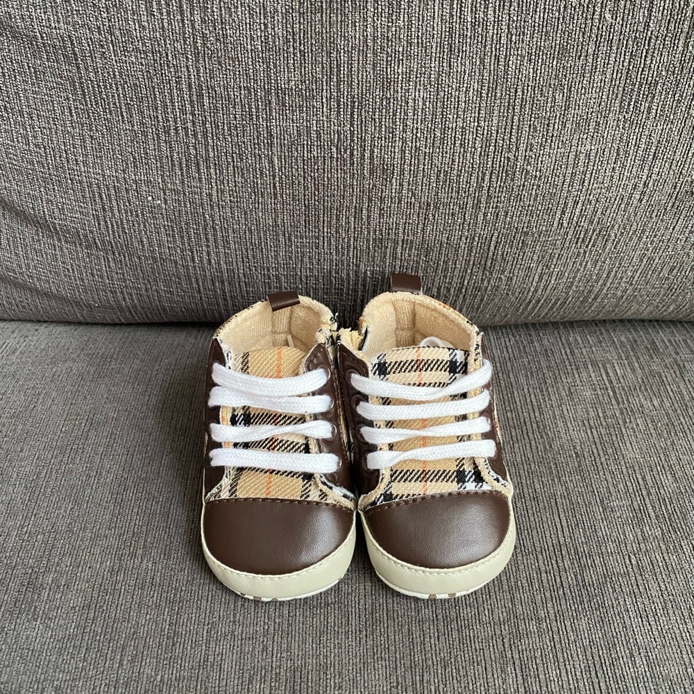 Burberry baby shoes